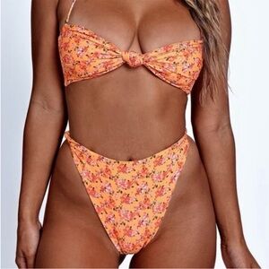 Skatie Bikini Top in size Large in print Hanalei in style Lyndi